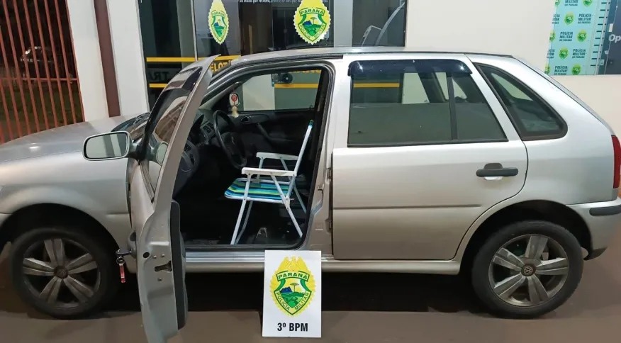 Homem é preso dirigindo carro sentado em cadeira de praia