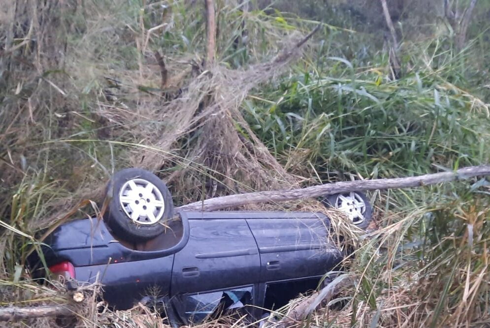 Carro capota e deixa idoso ferido na PR-092