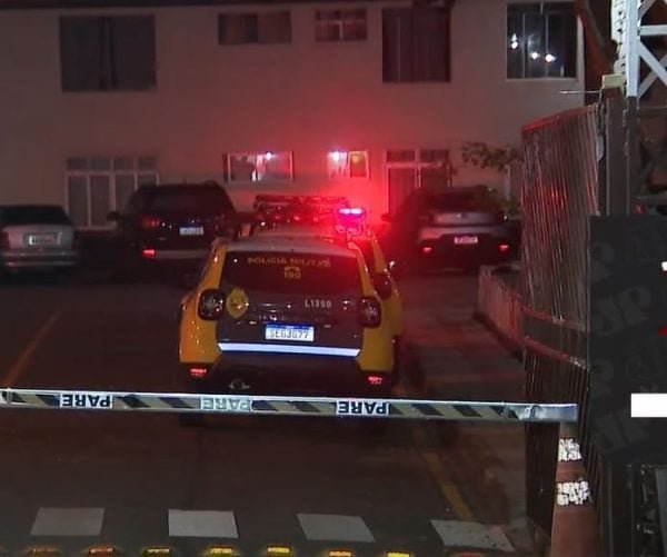 Homem surta, ameaça a esposa e filhos e acaba morto após partir para cima de policiais com uma faca