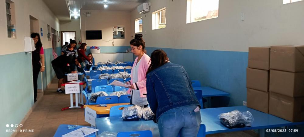 Alunos da Rede Municipal de Ensino de Wenceslau Braz recebem uniformes escolares