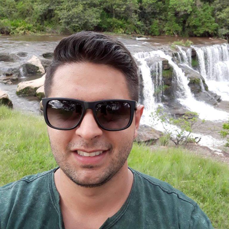 Rapaz é morto em assalto no ponto de ônibus