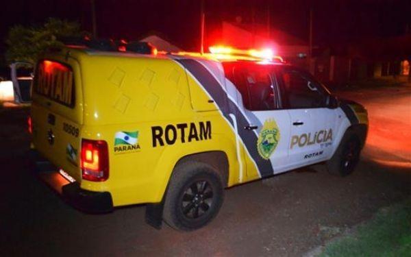 Idoso embriagado tenta atropelar policiais