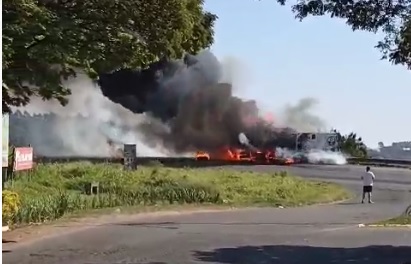 Carreta tomba e pega fogo na PR-092 em Wenceslau Braz