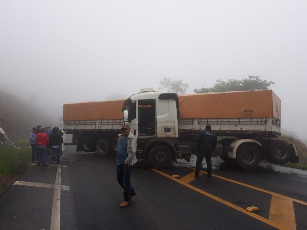 Em menos de 2 horas, mais um acidente envolvendo carreta na PR-092