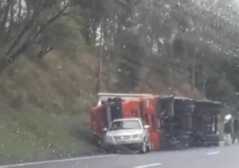 Carreta tomba na PR-092 próximo ao Posto Cristo Rei