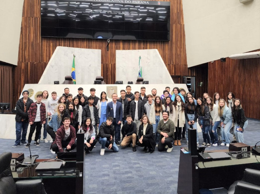 Alunos do Norte Pioneiro visitam a Assembleia Legislativa