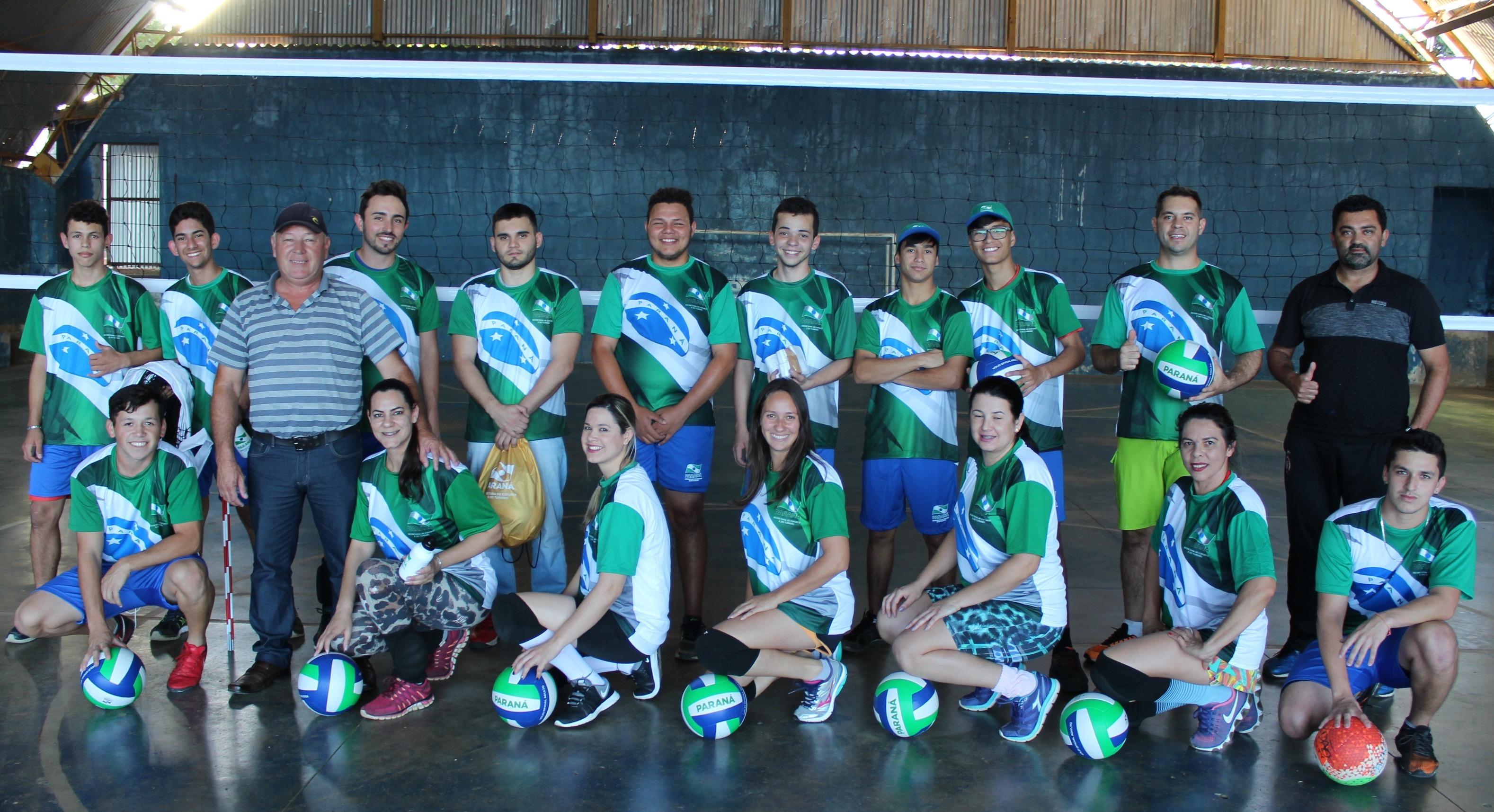 Equipe de voleibol de Japira recebe kit esportivo