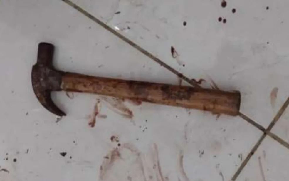 Mulher dá martelada e facada no marido para proteger a filha