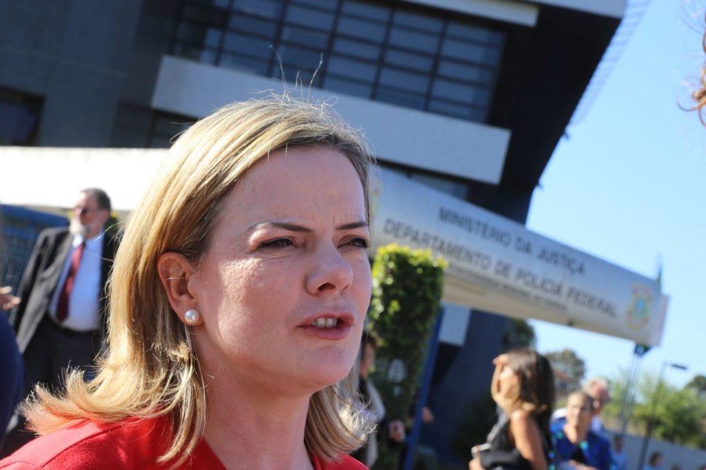 Juíza proíbe Gleisi Hoffmann de atuar como advogada de Lula