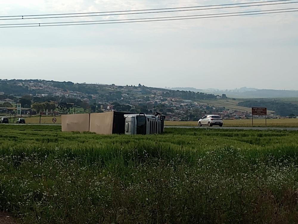 Carreta sai da pista e tomba na PR-092 em Arapoti