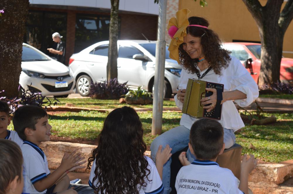 Biblioteca móvel do Sesc incentiva a leitura em Wenceslau Braz