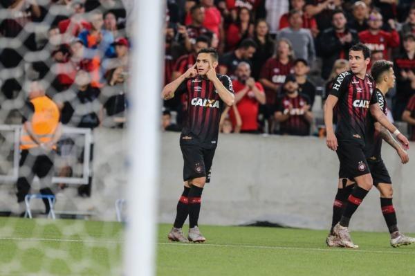 Atlético vence com jogada de ex-reservas e entra no Top 5 do pós-Copa