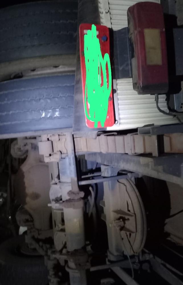 Carreta tomba e deixa motorista ferido na PR-092 em Wenceslau Braz