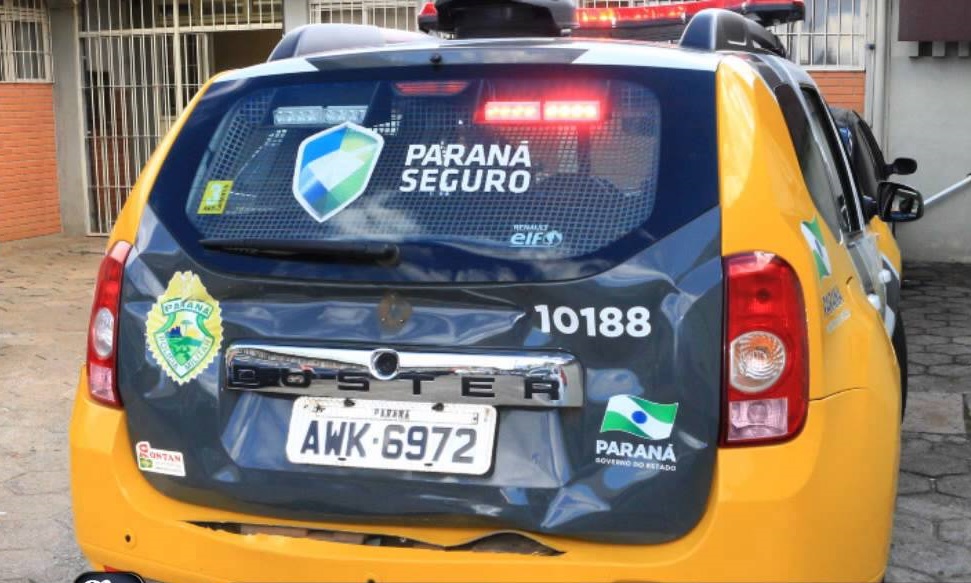 Motorista embriagado bate caminhão em viatura da PM e acaba preso