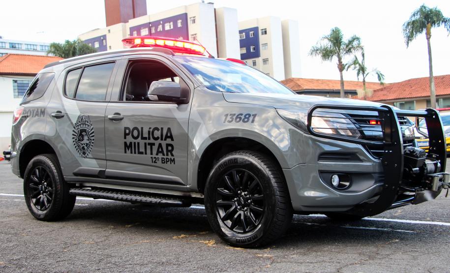 Homem reclama que funcionário chegou atrasado e leva cadeirada