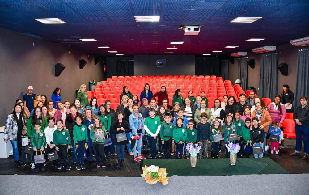 Prefeitura de Jaguariaíva entrega óculos aos alunos da Rede Municipal de Ensino