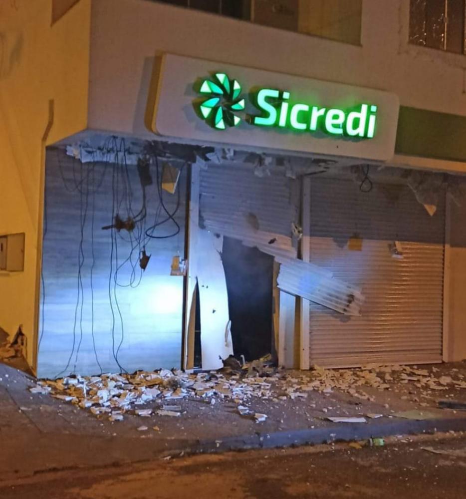 Criminosos explodem agência bancária em Japira