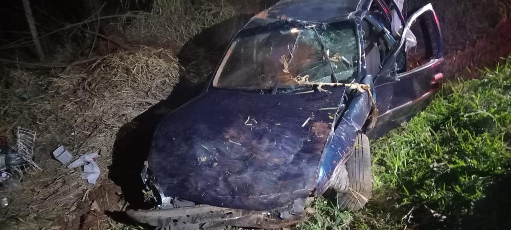 Carro capota e idoso fica ferido em Tomazina