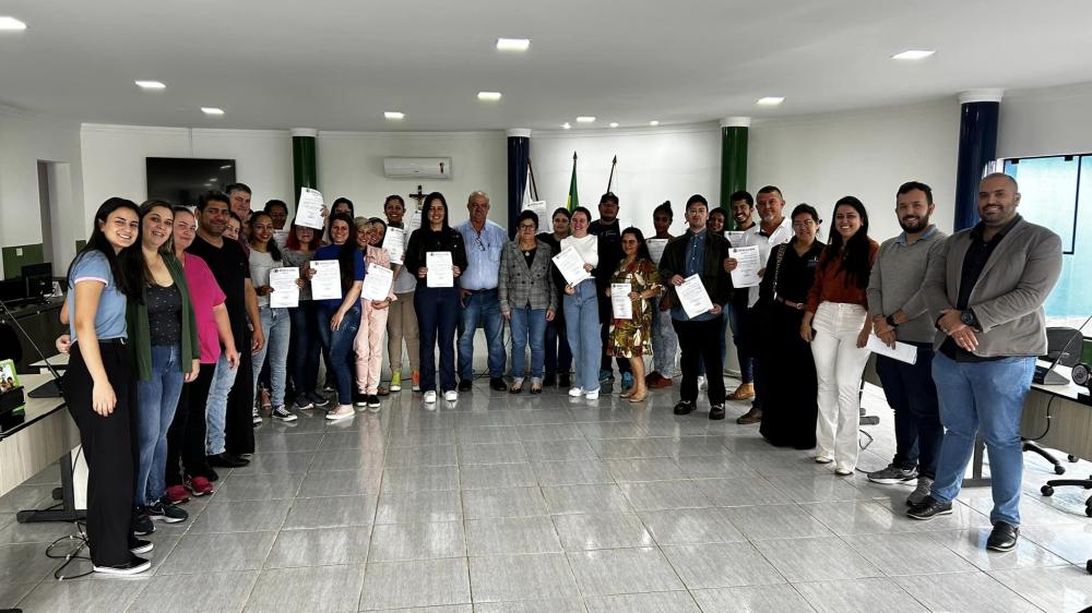 Servidores aprovados em concurso público tomam posse em Santana do Itararé