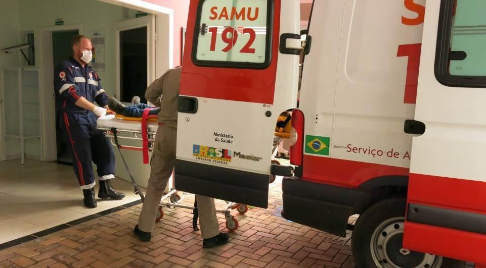 Idoso fica em estado grave após cair de telhado