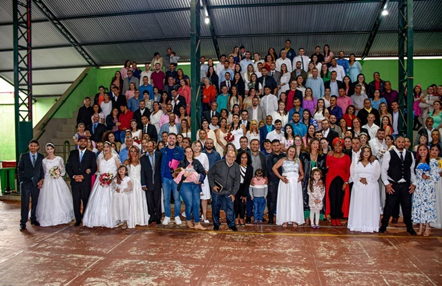 Casamento coletivo celebra união de mais de 90 casais em Jaguariaíva