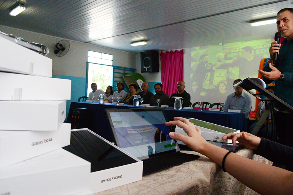 Governo entrega tablets para escolas de sete municípios do NRE Wenceslau Braz