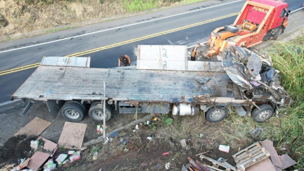 Acidente mata caminhoneiro na BR-153 em Ibaiti