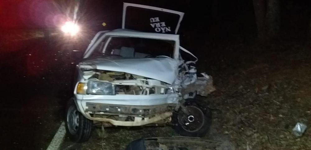 Colisão entre carro e caminhonete deixa criança em estado grave