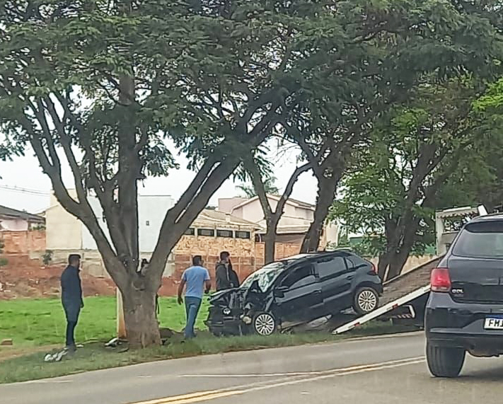 Mulher morre após carro bater em árvore