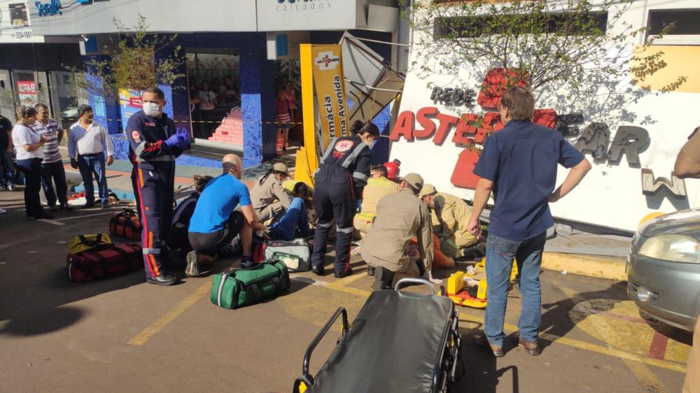 Marquise de farmácia desaba e deixa duas pessoas feridas