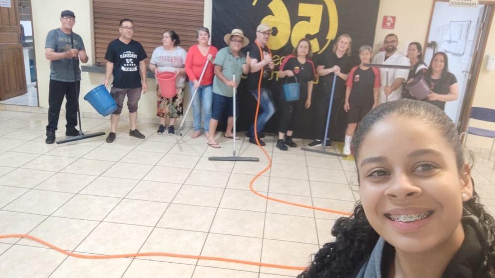 Após alagamento, equipe se reúne e limpa escola para não prejudicar alunos