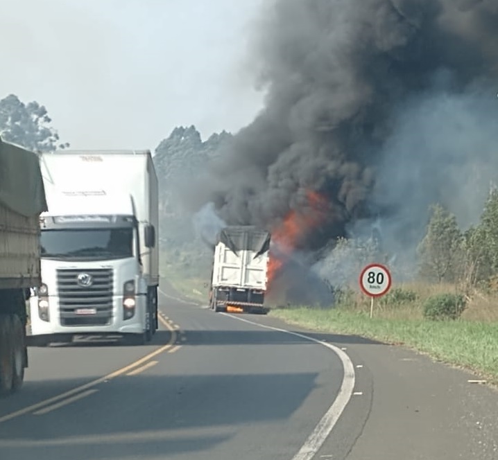 Carreta pega fogo na PR-151 entre Sengés e Jaguariaíva; Veja o vídeo