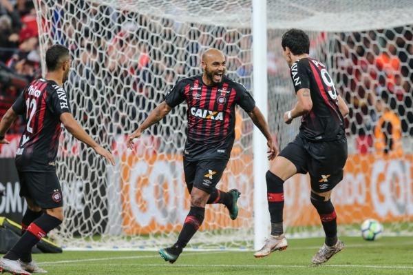 Atlético deixa a zona de rebaixamento após vitória e tropeço da Chapecoense
