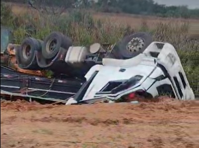 Carreta carregada com madeira tomba entre Itaporanga e Santana do Itararé