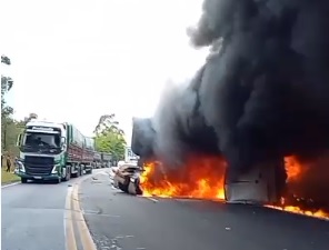 Grave acidente envolvendo carreta interdita a PR-092 em Joaquim Távora