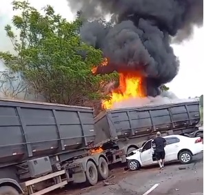 Acidente na PR-092 com dez veículos deixa ao menos um morto e vários feridos