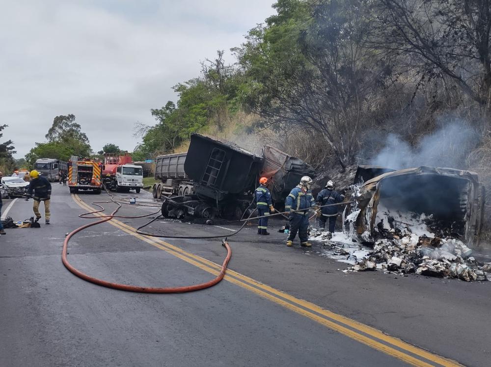 Motorista morre carbonizado em acidente com seis veículos na PR-092