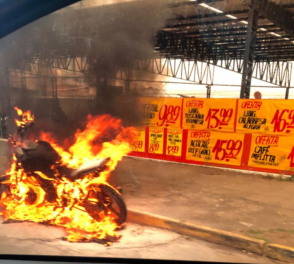 Moto pega fogo no Centro de Jaguariaíva