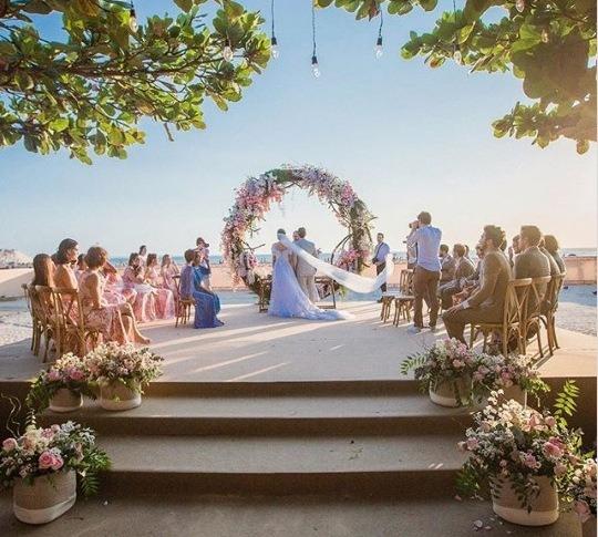 Camila Queiroz e Klebber Toledo se casam em Jericoacoara