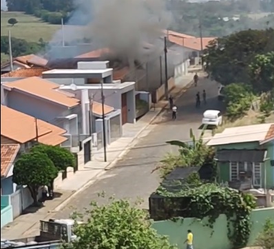 Mulher briga com o marido e ateia fogo em residência em Quatiguá
