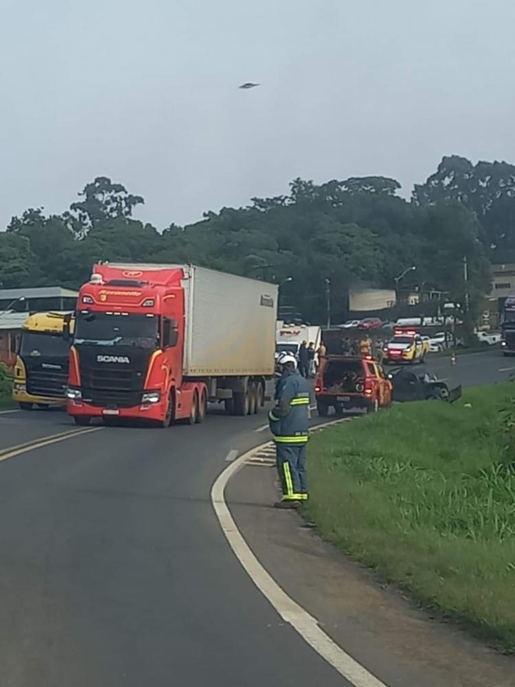 Acidente entre caminhonete e carreta mata motorista na PR-092