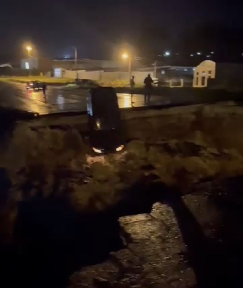 Chuva abre cratera na PR-151 em Jaguariaíva, divide rodovia e interdita totalmente o tráfego 