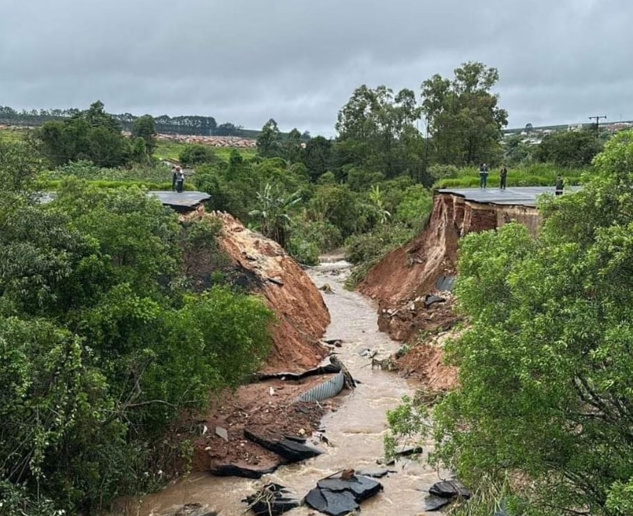 Cratera na PR-151 causa colapso em Jaguariaíva; prefeitura se reúne para ações emergenciais