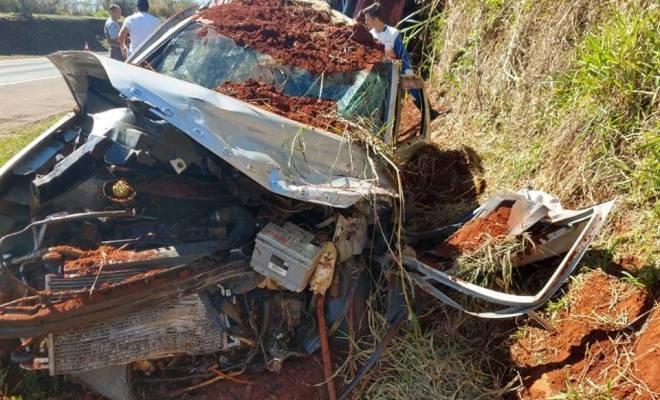 Acidente entre carro e carreta mata moradora do Norte Pioneiro
