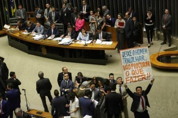 Relembre os deputados federais do Paraná que votaram a favor do presidente Temer