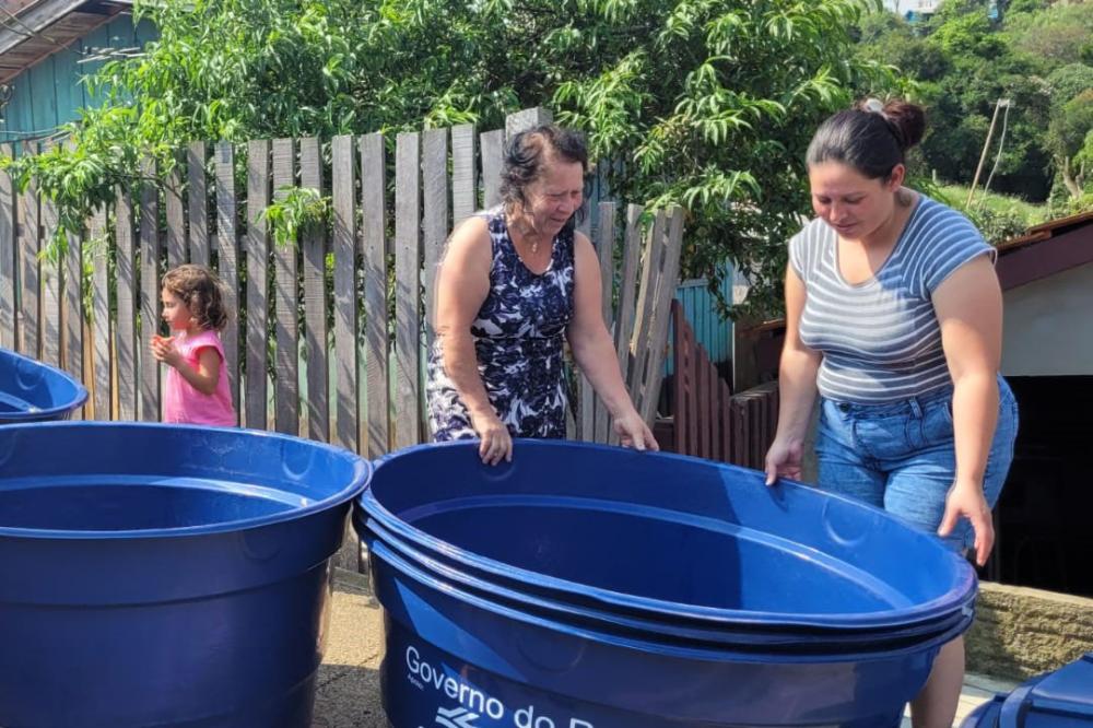 Programa da Sanepar beneficia famílias de Arapoti com entrega de caixas d’água