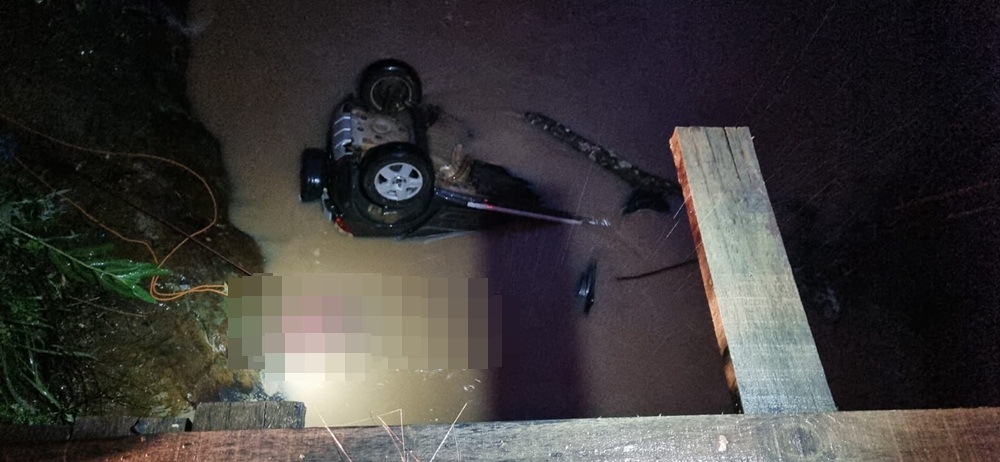 Carro cai em rio e motorista morre em Ibaiti