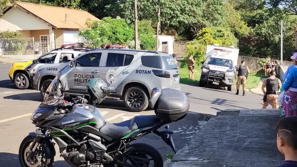 Idoso acusado de matar o filho, a esposa e um policial, morre em troca de tiros com a polícia