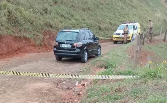 Cadáver com sinais de enforcamento é encontrado dentro de veículo em estrada rural