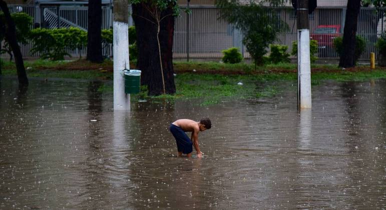 Clima úmido e chuvoso requer maiores cuidados com a saúde; saiba como prevenir doenças